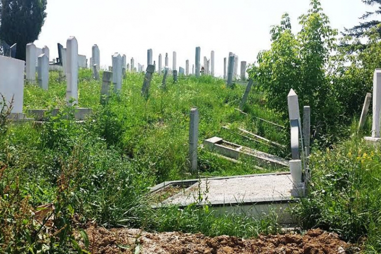Zeničko gradsko groblje "Crkvice": Klizišta ruše nadgrobne spomenike