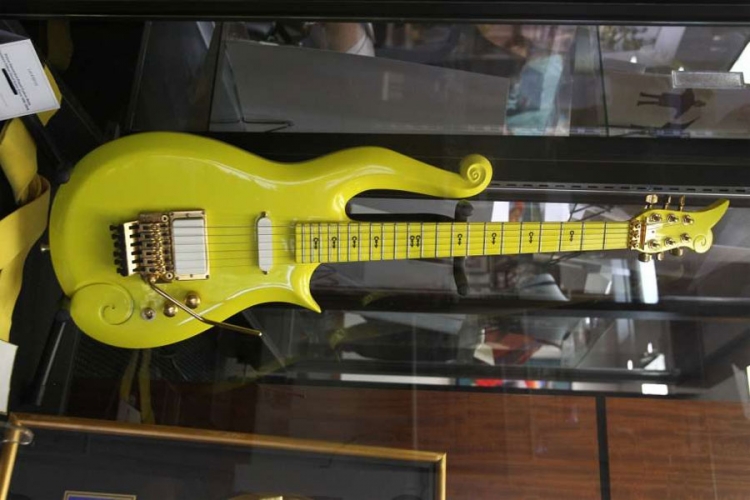 Princova "žuta gitara" prodana za 137 500 dolara