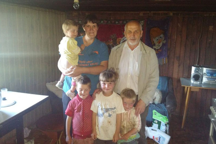 Porodica Galešić s petoro djece žive u drvenoj kućici bez vode