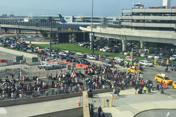 Njujork: Zbog sumnjivog paketa na aerodromu JFK bio evakuisan terminal