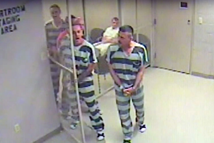 Zatvorenici pobjegli iz ćelije kako bi pomogli čuvaru kojem je pozlilo (VIDEO)