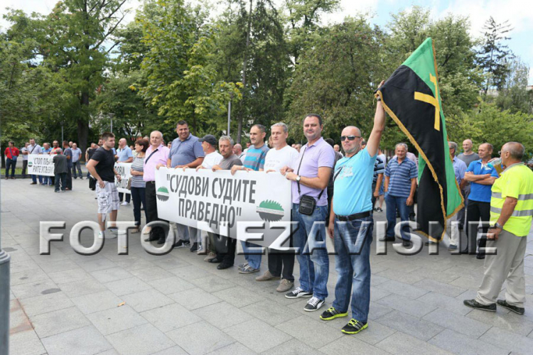 Radnici RiTE Ugljevik protestuju u Banjaluci zbog sudskih presuda (FOTO)