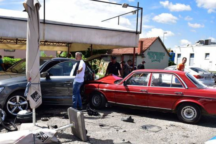 Bijeljina: Mercedesom uletio u auto-praonicu (FOTO)