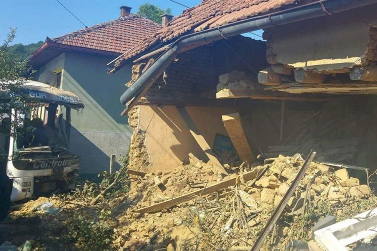 Udes kod Hadžića: Autobus udario u kuću, povrijeđeno 11 osoba (FOTO)