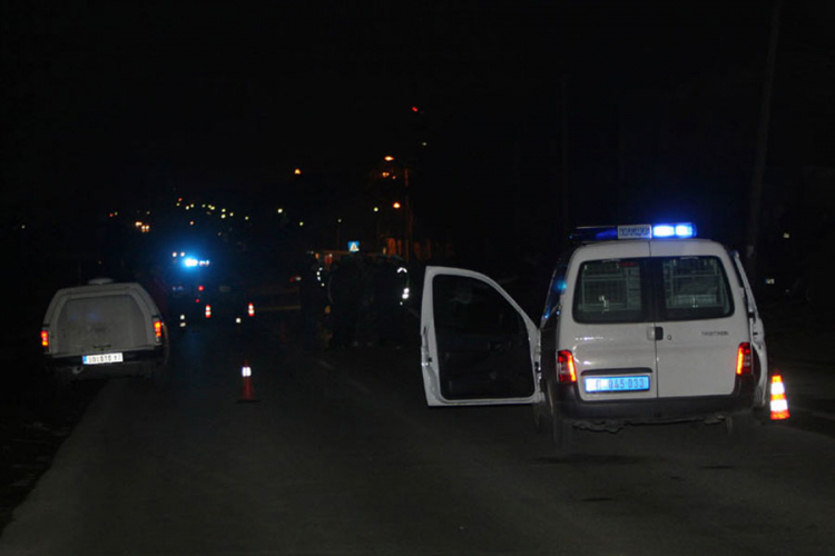 Sletio sa puta u Osmacima: Vozač lakše povrijeđen, dva saputnika stradala