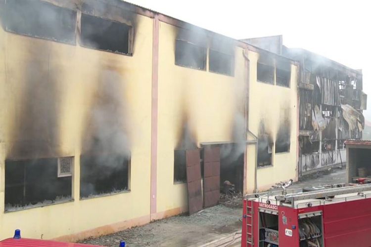 Požar u tržnom centru “Škafa” ostavio na ulici više od 40 radnika