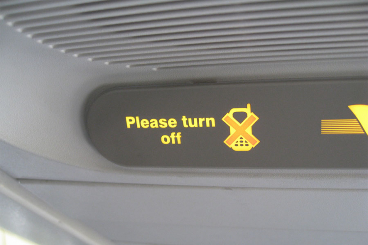 Šta može da vam se desi ako ne isključite telefon u avionu?