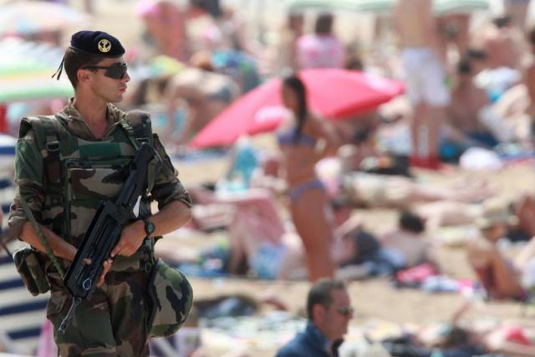 Francuska vojska patrolira plažom 