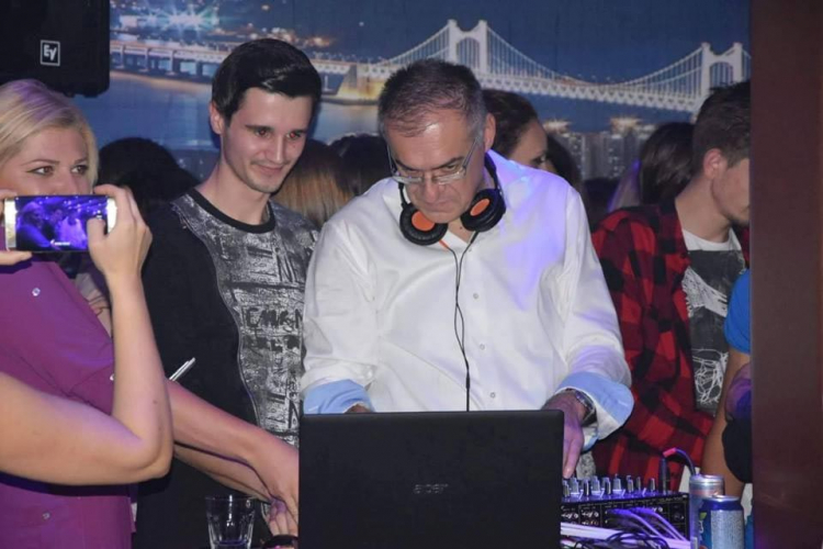 Načelnik opštine Teslić gostovao kao DJ u prepunoj diskoteci