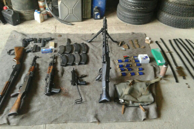 Mrkonjić Grad: Uhapšen zbog oružja, pronađeni pištolji, puške i mitraljez (FOTO)