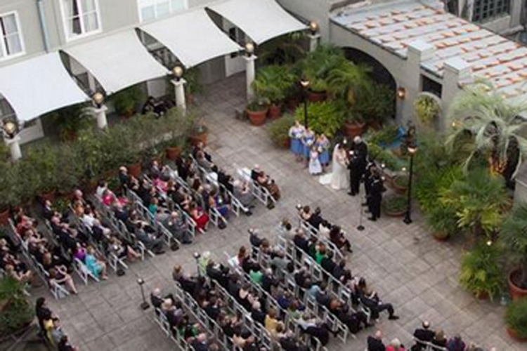 Nezvani gosti na vjenčanju utjerali jezu u kosti mladencima (FOTO)