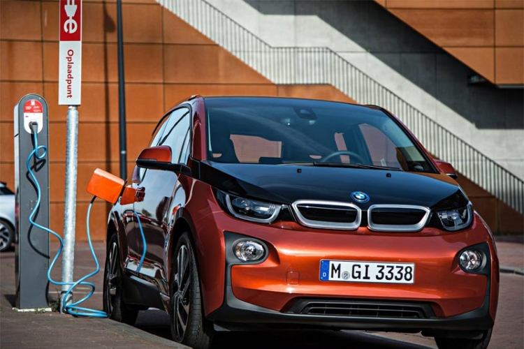 BMW i Renault električnim vozilima osvajaju Sloveniju