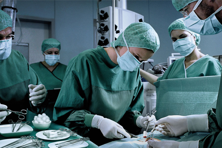 Ljekari uklonili 40 noževa iz stomaka pacijenta