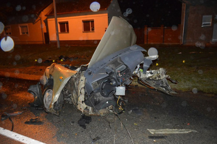 Strašna nesreća: Automobil prepolovljen, putnici prošli s povredama (FOTO)