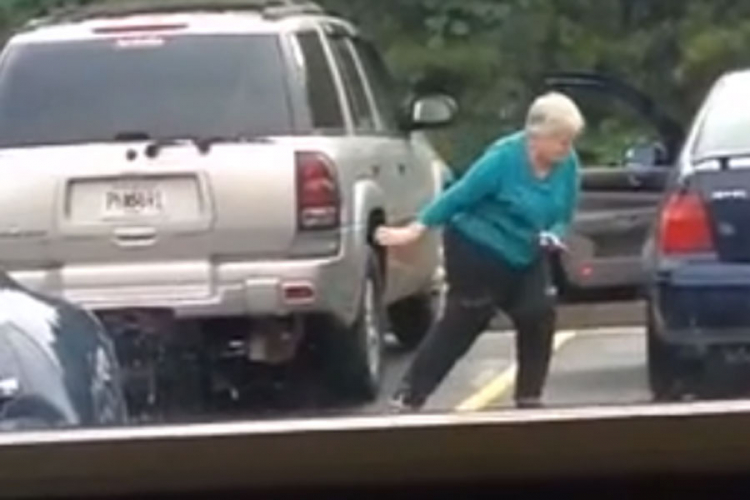 Ova baka je dokaz da godine nisu "odraz" mladosti (VIDEO)