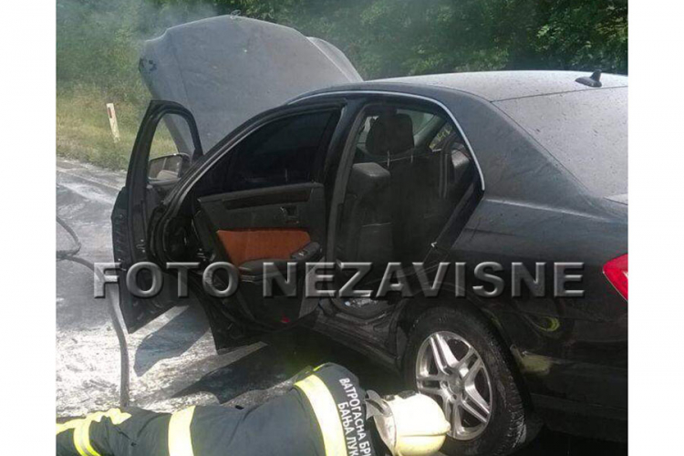 Banjaluka: Mercedes se zapalio u vožnji (FOTO)