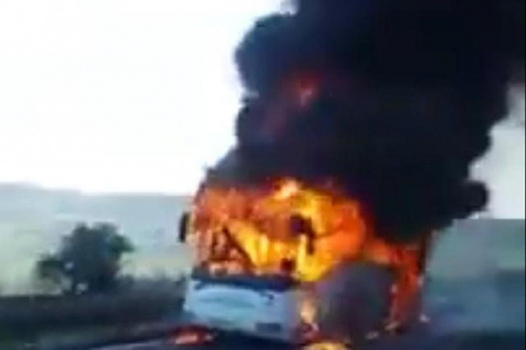 Autobus "Laste" izgorio na auto-putu Beograd - Niš (VIDEO)