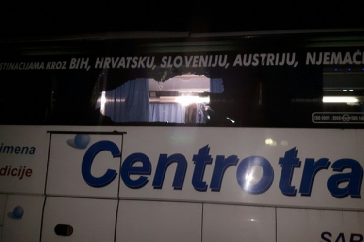 FK Sarajevo osudilo napad na autobus koji je prevozio igrače i stručni štab
