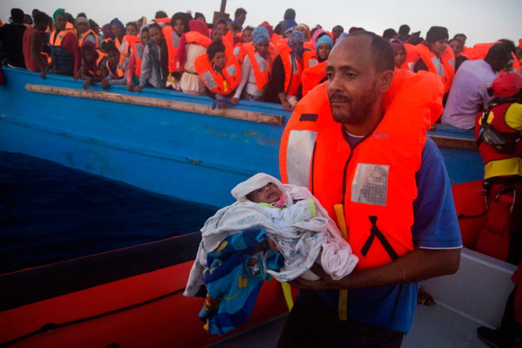 U najvećoj operaciji u Sredozemnom moru spaseno 6.500 izbjeglica (FOTO, VIDEO)