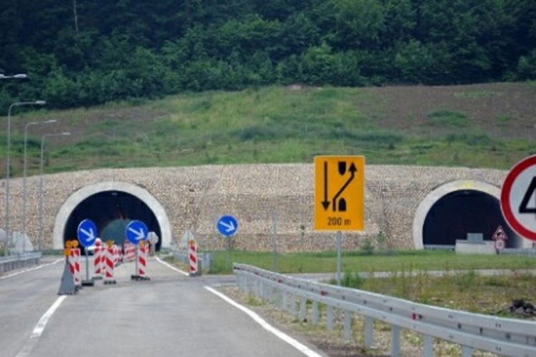 Privremene obustave na putu Doboj-Tuzla zbog minerskih radova