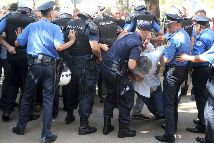 Policija suzavecem spriječila radnike da uđu u Skupštinu Crne Gore (FOTO)