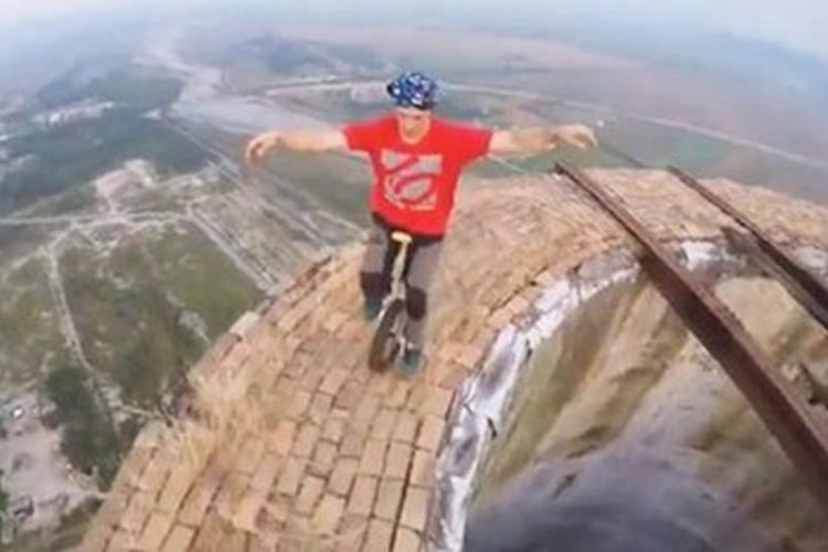 Ludost bez granica: Biciklom na vrhu dimnjaka u Rumuniji (VIDEO)