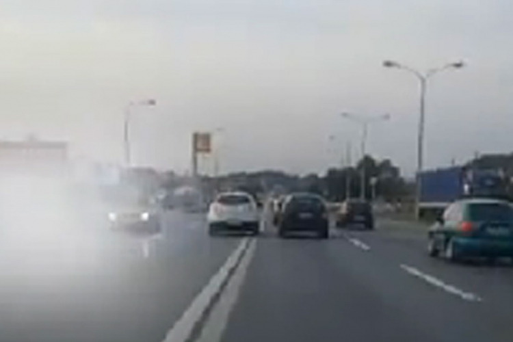 Ruski rulet u Banjaluci: Pretiče dva vozila preko duple pune linije (VIDEO)