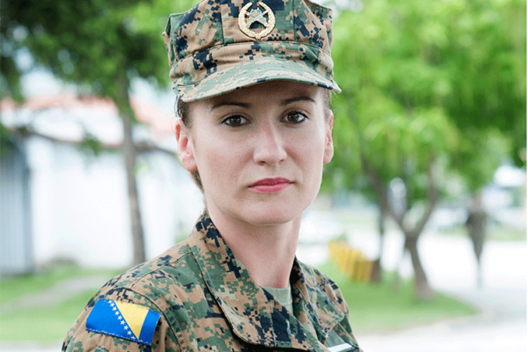 Potporučnik koji razbija stereotipe o ženama u uniformi (FOTO, VIDEO)