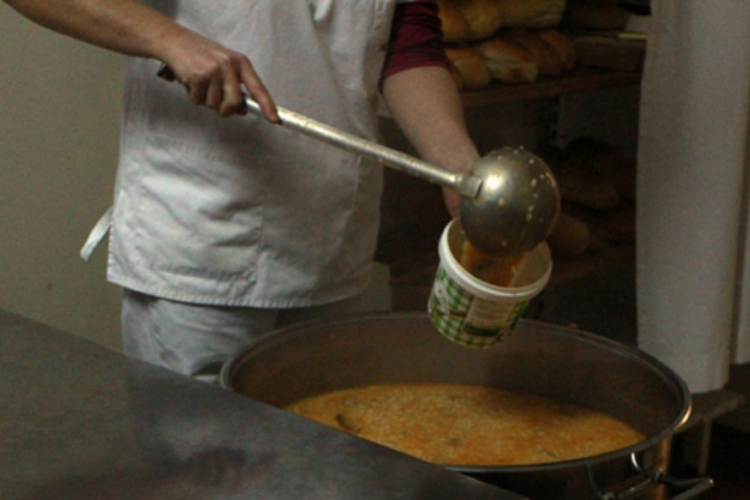 Javne kuhinje u problemima: Posuđuju namirnice za obrok gladnima