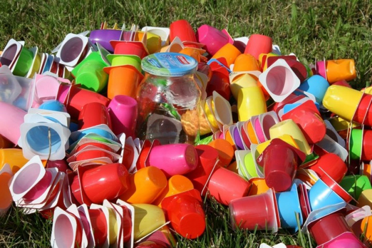 Francuska od 2020. zabranjuje plastični pribor i posuđe