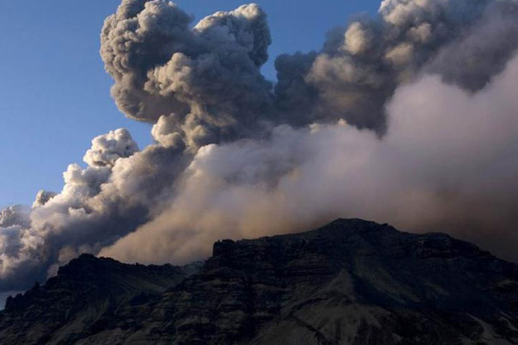 Evakuisano više od 1.100 turista zbog erupcije vulkana




