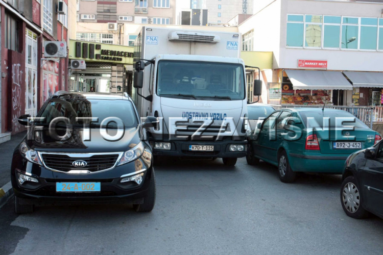 Diplomatska KIA zakrčila saobraćaj u Sarajevu (FOTO)