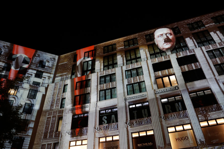 Kontroverzna instalacija sa likom Hitlera uznemirila Berlin