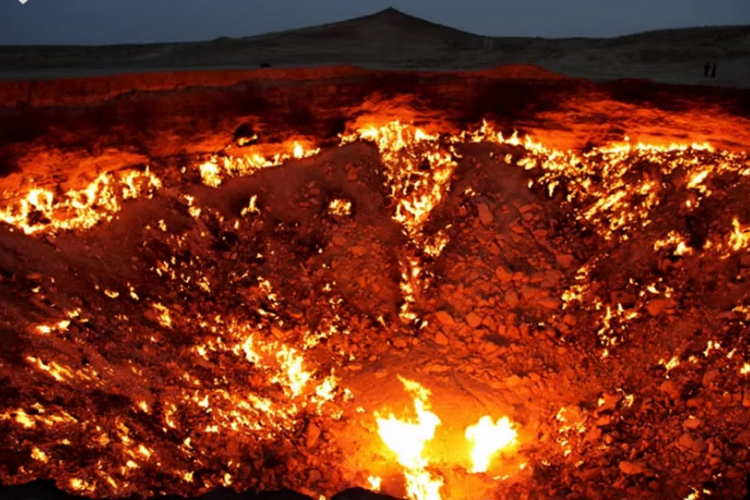 Vrata pakla: Ogromna vatrena rupa u srcu pustinje (VIDEO)