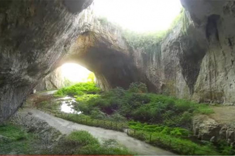 Dronom kroz pećinu staru 70.000 godina (VIDEO)