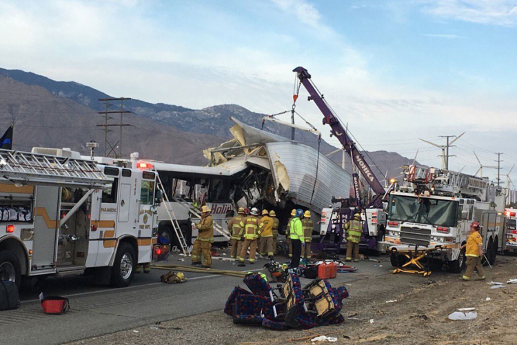 Kalifornija: U sudaru autobusa i kamiona 13 žrtava