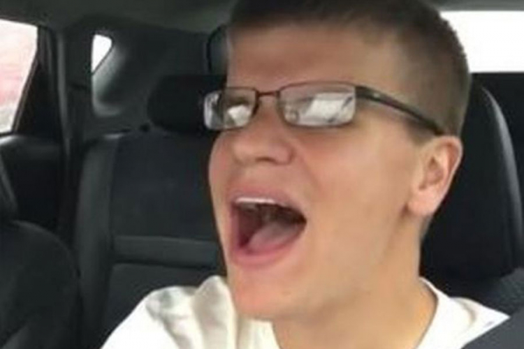 Pjevao tokom vožnje, izgubio kontrolu nad vozilom i osvojio "Jutjub" (VIDEO)