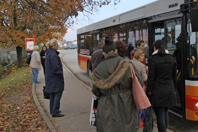 Putnici ostaju mete nevremena dok čekaju autobus