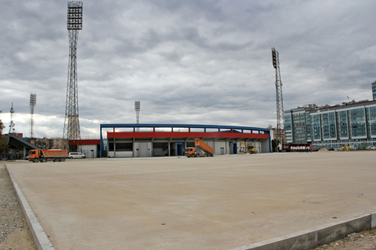 Postavljanje trave na pomoćni teren FK Borac u ponedjeljak
