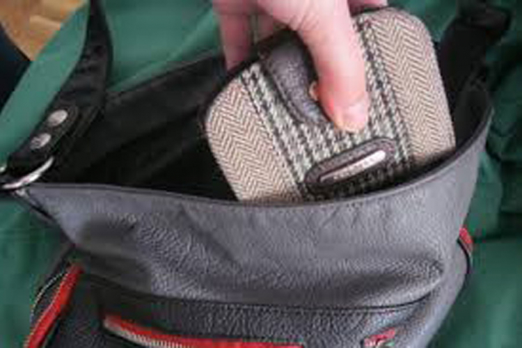 Konobarica u Prijedoru ukrala torbicu sa 8.000 maraka