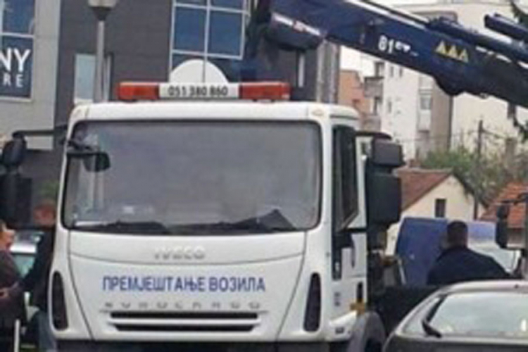I to se dešava u Banjaluci: Pauk odvezao policijsko auto (FOTO)
