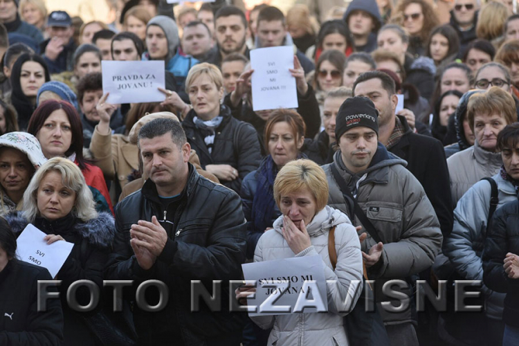 Veliki broj građana na protestu zbog smrti porodilje u Gradišci: Traže smjenu ginekologa(FOTO,VIDEO)