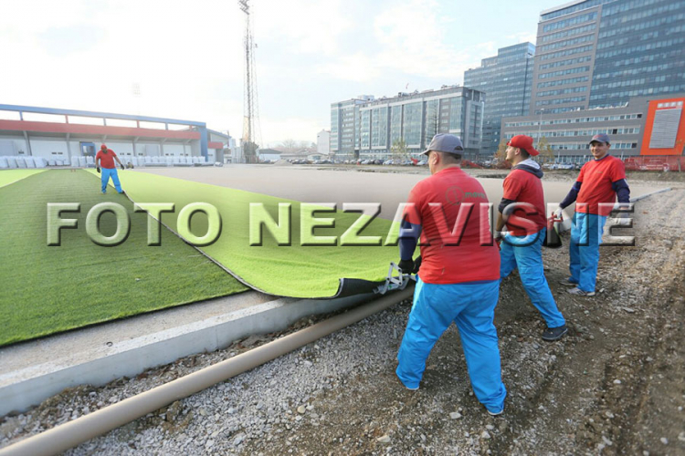 Počelo postavljanje trave na pomoćni teren FK Borac (FOTO)