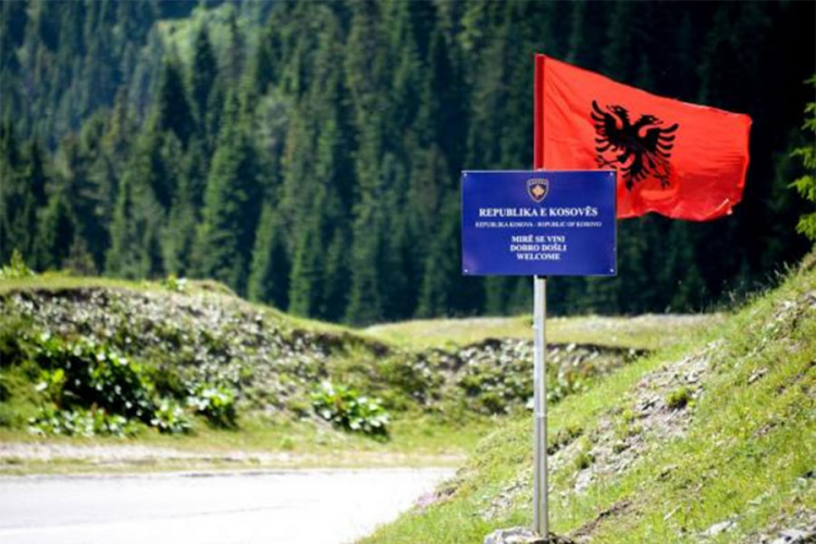 Kosovo: Srbi blokirali put zbog Mustafe, Kfor otvorio novi most