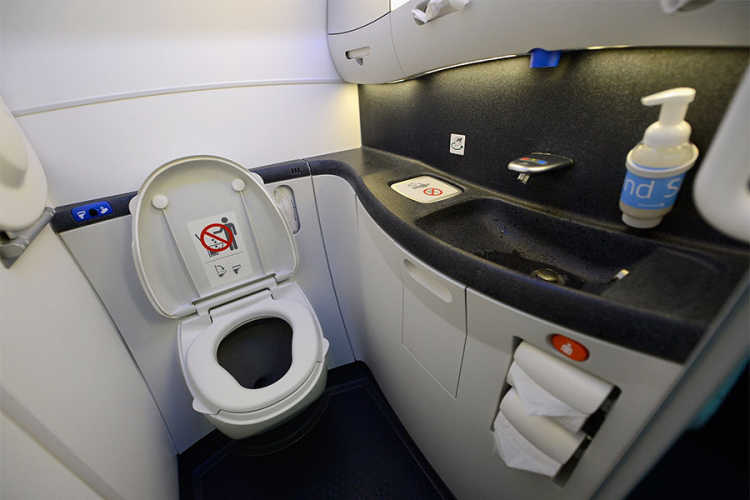 Šta se događa kad pustite vodu u avionskom wc-u? (VIDEO)