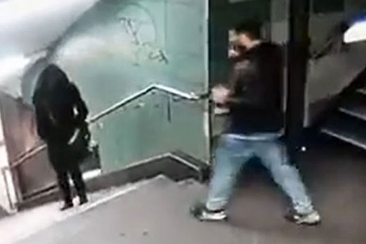 Migrant udarcem nogom u leđa oborio Njemicu niz stepenice metroa (UZNEMIRUJUĆI VIDEO)