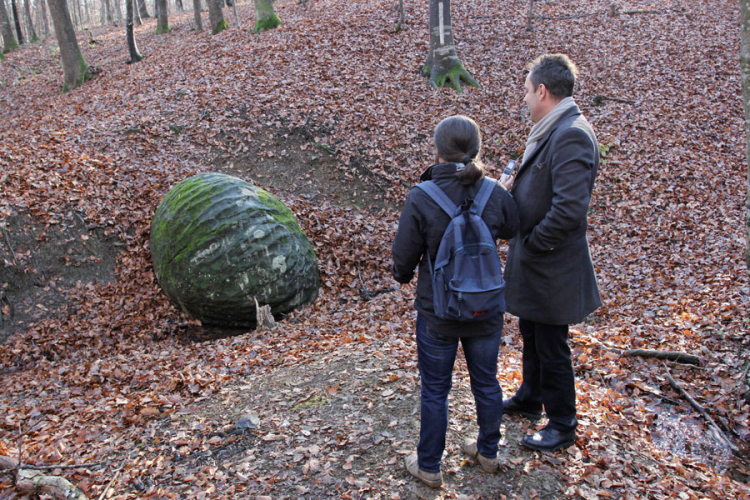 Misteriozna kamena kugla privlači turiste