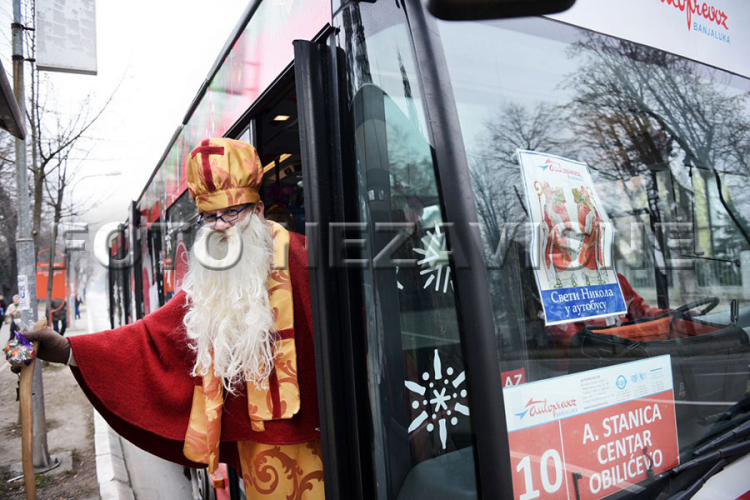 Sveti Nikola darivao djecu u autobusu (FOTO)
