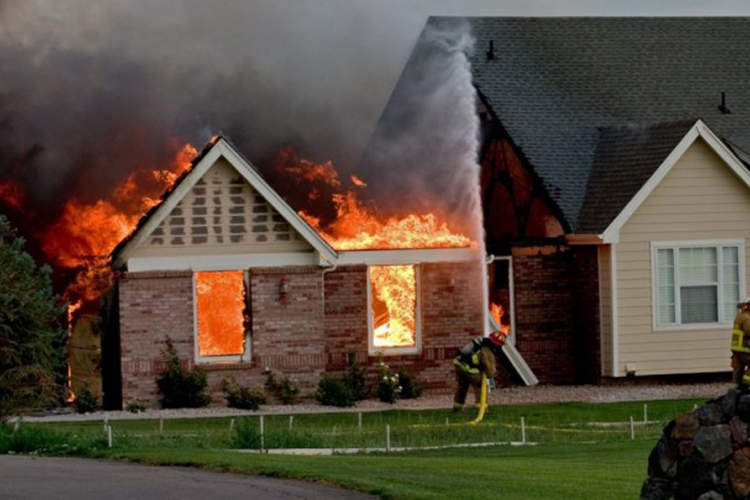Doboj: Sušila veš na grijalici pa zapalila kuću