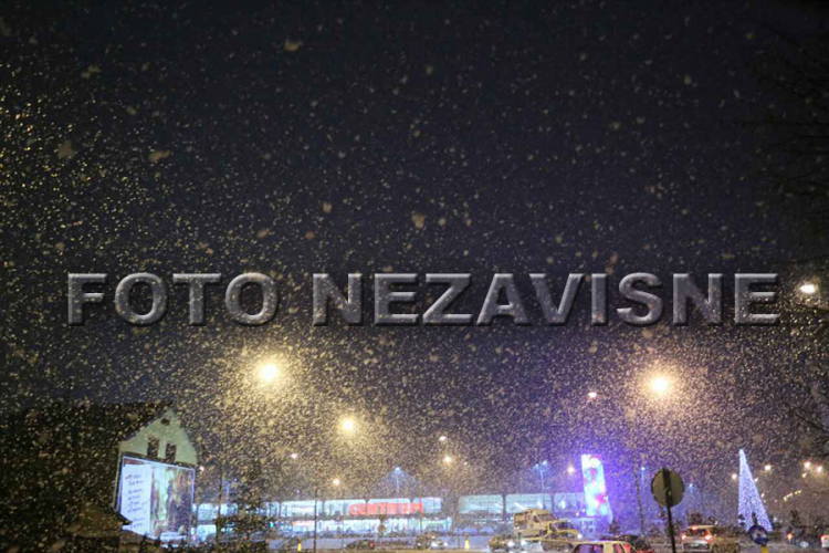Banjaluka: Snijeg napadao već nekoliko centimetara, saobraćaj usporen (FOTO)